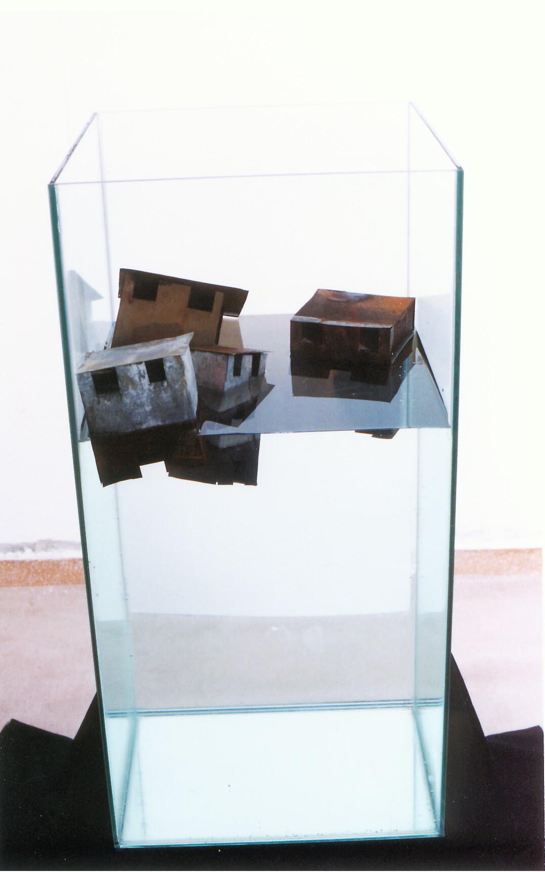 ΣΠΙΤΙΑ ΣΤΟ ΝΕΡΟ ΟΞΕΙΔΩΜΕΝΗ ΛΑΜΑΡΙΝΑ ΝΕΡΟ ΓΥΑΛΙ 80 40 40 2001